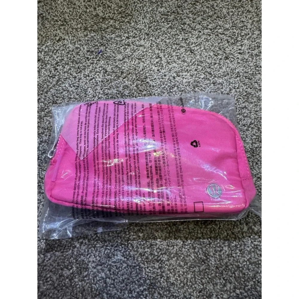 Lululemon everywhere belt‎ bag in sonic pink NWT 1L